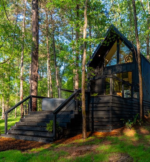 Romantic Lake Retreat | King, Hot Tub & Fire Pit