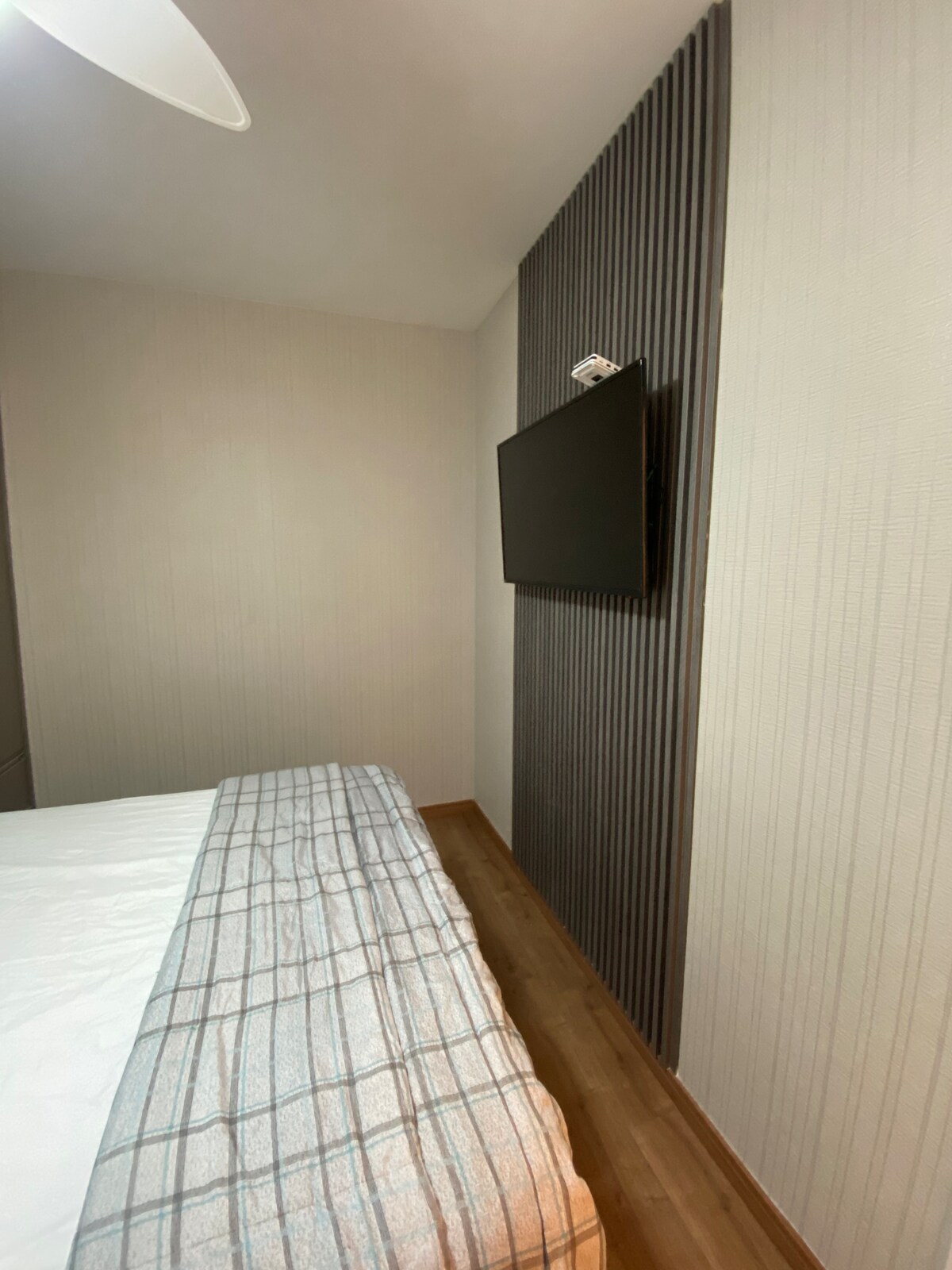 TV en el dormitorio con canales desbloqueados 