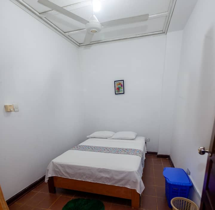 [Соба 5 – втор кат]
Соба со двоен кревет, тавански вентилатор и заедничка бања. Идеално за удобен и кул престој.
