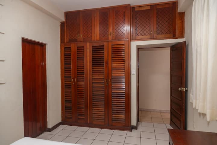 [Соба 4 – втор кат]
Вграден плакар со закачалки за закачување облека.