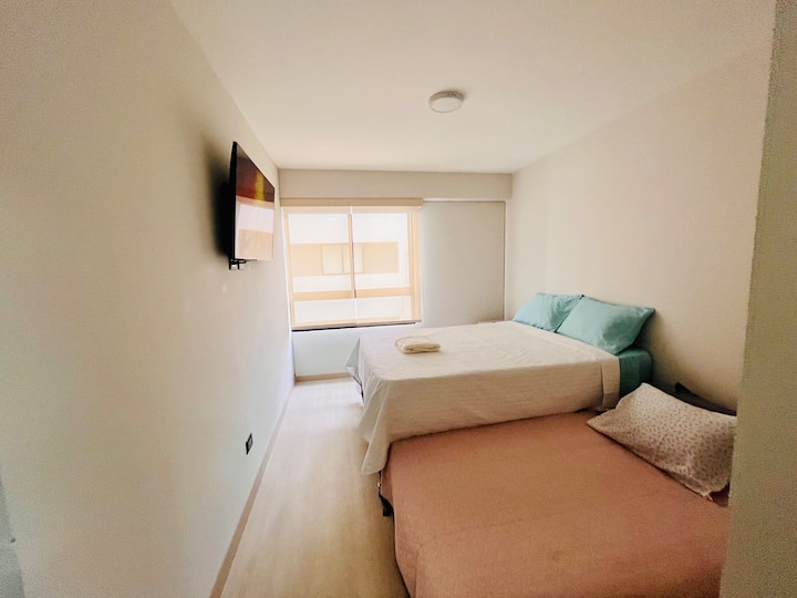 Има двоен кревет и полн кревет со крпи за бањање и раце, плакар со закачалки, ноќно шкафче и голем прозорец со приватна бања внатре.