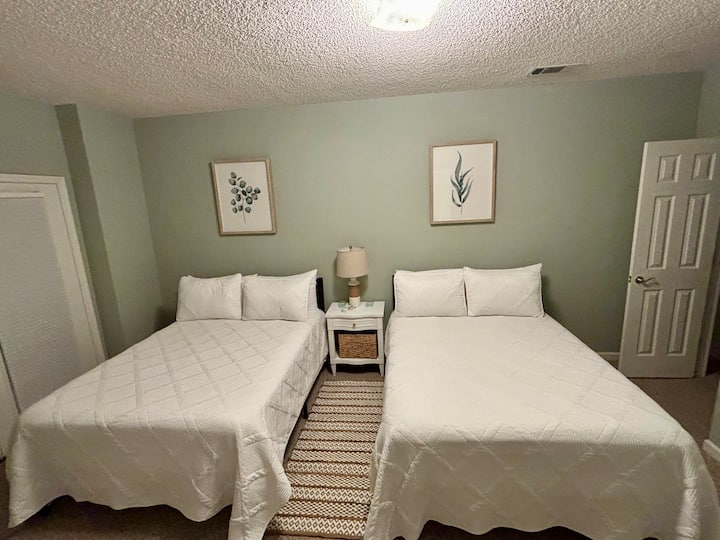 Dormitorio #4 ¡Serenidad en su mejor expresión!  Dos camas de tamaño completo, cómoda y mesita de noche y, sin embargo, ¡otro asiento en primera fila al agua!