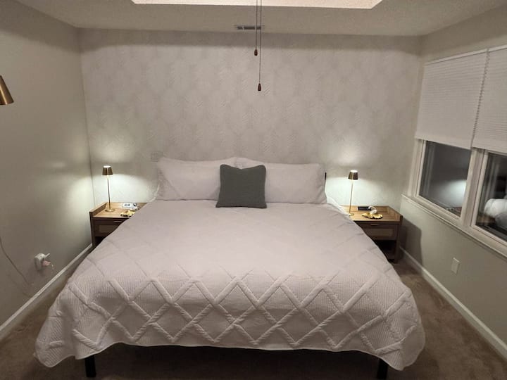 Dormitorio #2: cama tamaño king y acceso privado al baño.