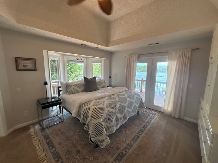 Dormitorio #1: cama tamaño king, baño privado y acceso a la terraza.  Colchón inflable de tamaño completo ubicado en el armario