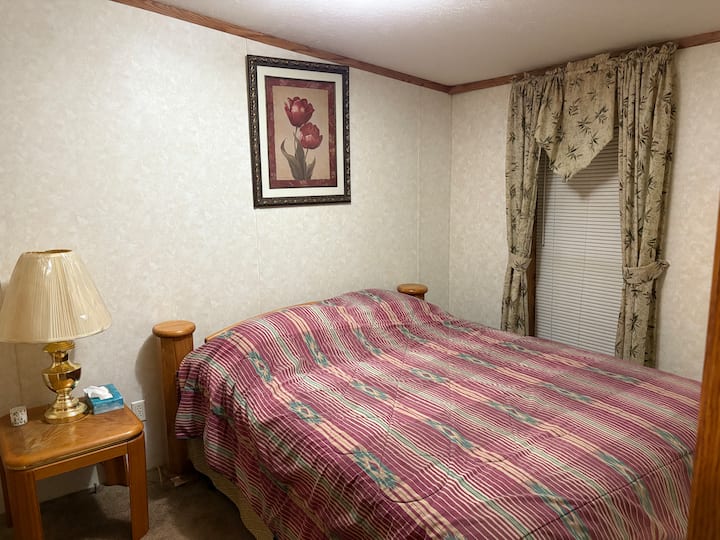 Dormitorio cómodo con armario.
