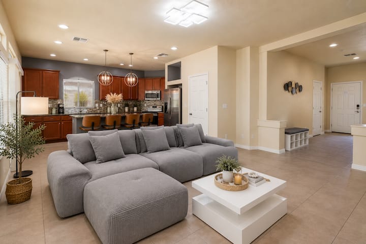 Luxury 5br Vegas Retreat | Sleeps 10 - Las Vegas, NV