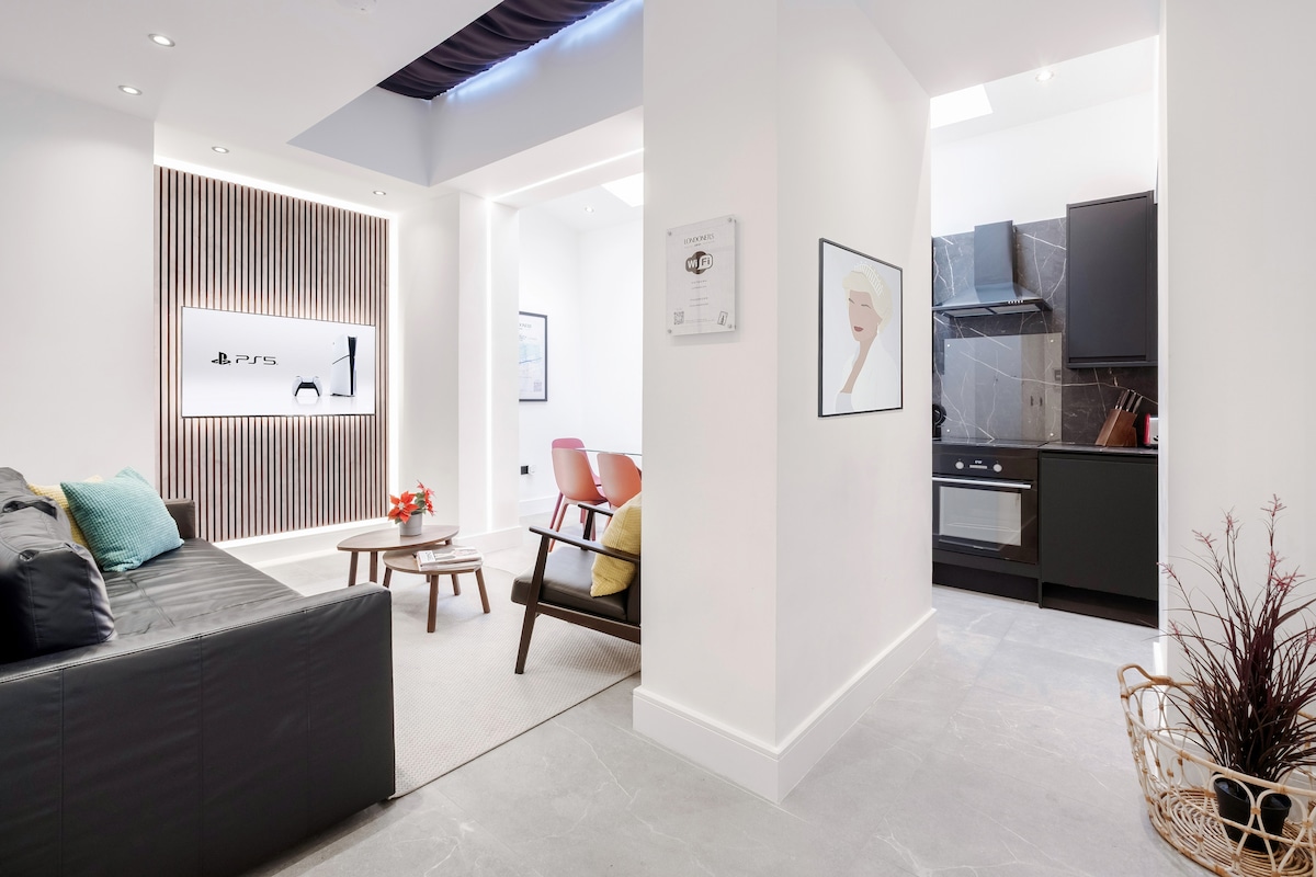 Zažite pohodlie v našej krásne navrhnutej obývacej izbe s najmodernejšou 65-palcovou inteligentnou televíziou a prémiovou klimatizáciou, ktorá zaisťuje chladný a relaxačný pobyt.