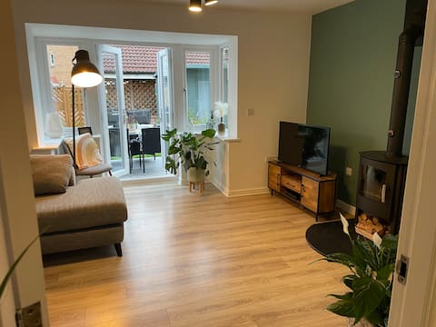 Top performing Airbnb: Manvers Lake Gem: Stylish Home in Rotherham in Rotherham