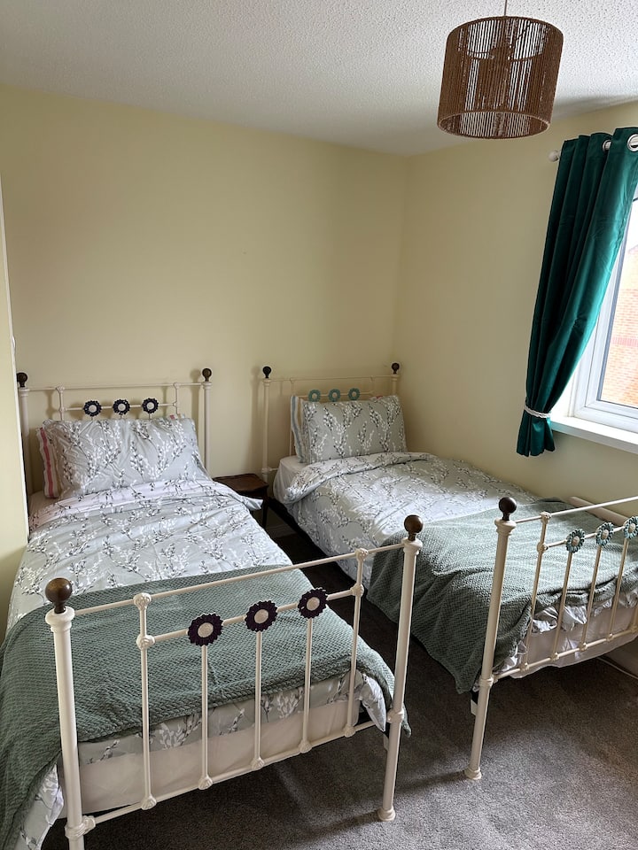 Opustite se u našoj udobnoj spavaćoj sobi s 2 odvojena kreveta, savršenoj za opuštanje nakon cjelodnevnih pustolovina. Uz udobnu posteljinu i TV za zabavu, to je idealno mjesto za goste svih uzrasta da se osjećaju kao kod kuće.