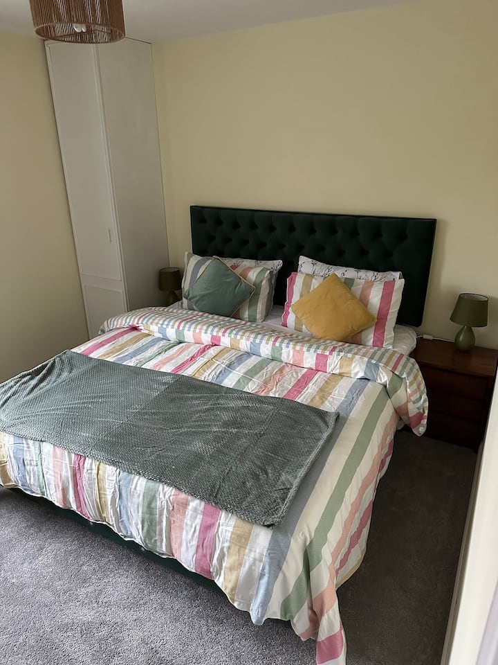 Opustite se nakon cjelodnevnog istraživanja u našem luksuznom super bračnom krevetu. Uronite u udobnost i probudite se osvježeni, spremni za još jednu pustolovinu duž zadivljujuće obale.