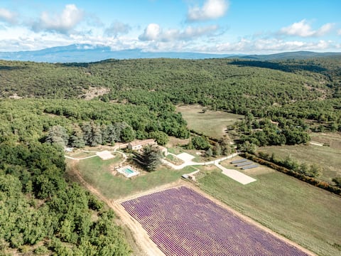 Provence private estate Gordes · Sleeps 26 · Pool