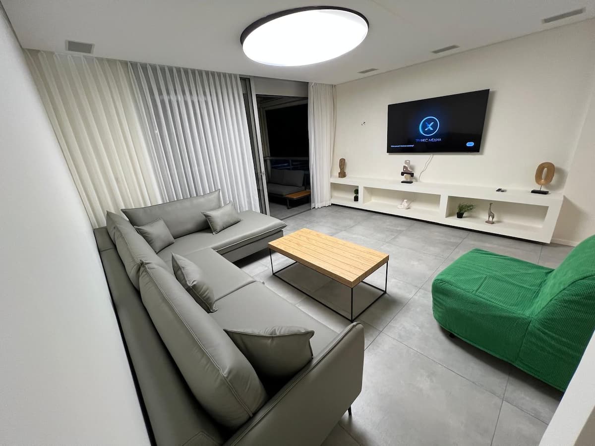 Spacious beachfront apartment 3