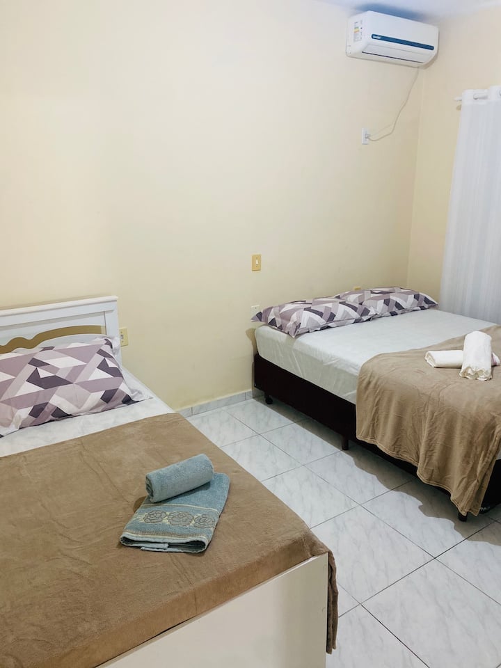 Cama de matrimonio con cama individual y cama auxiliar 