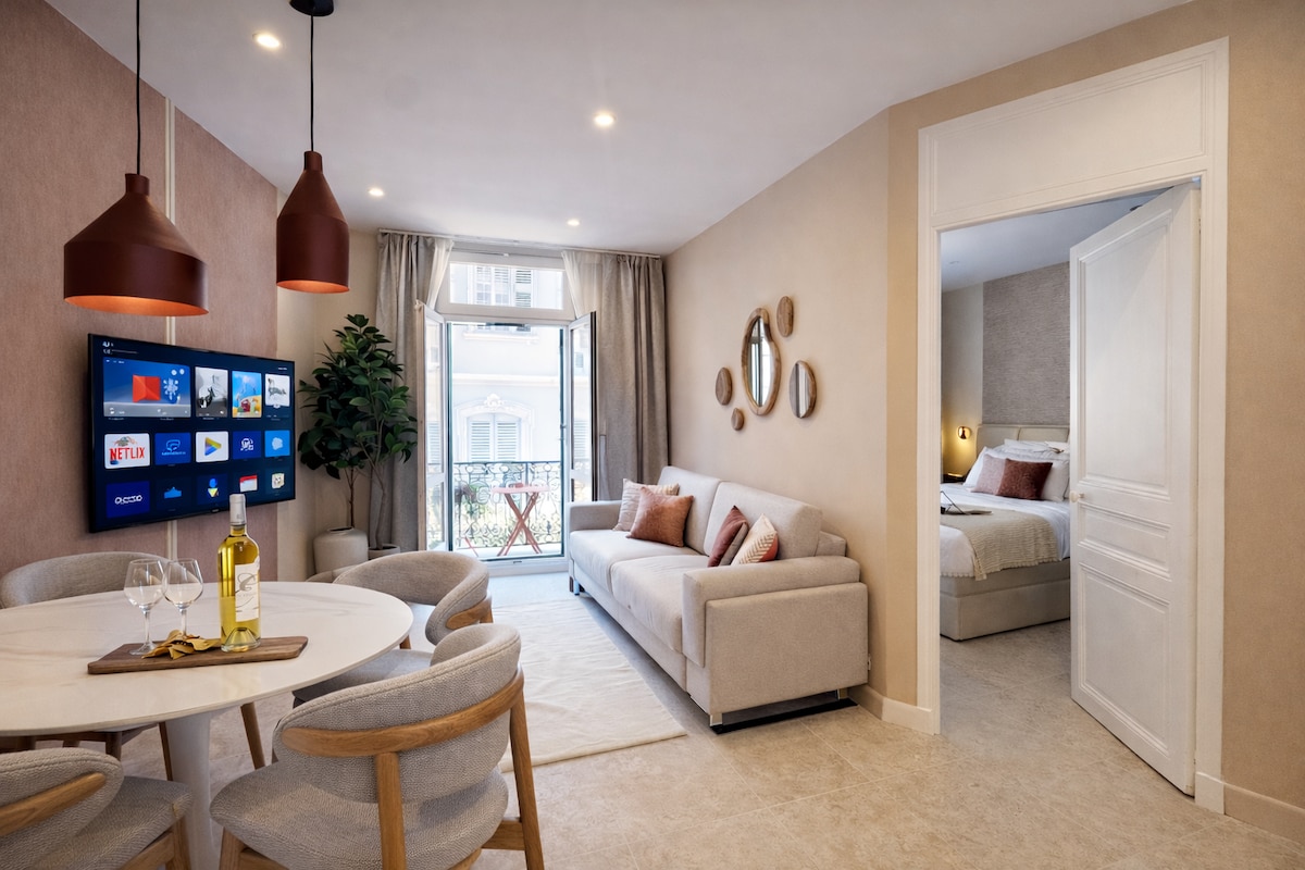 Top performing Airbnb: Luxury Film Festival Suite ~ Balcony ~ 1 min from the Palais in Cannes