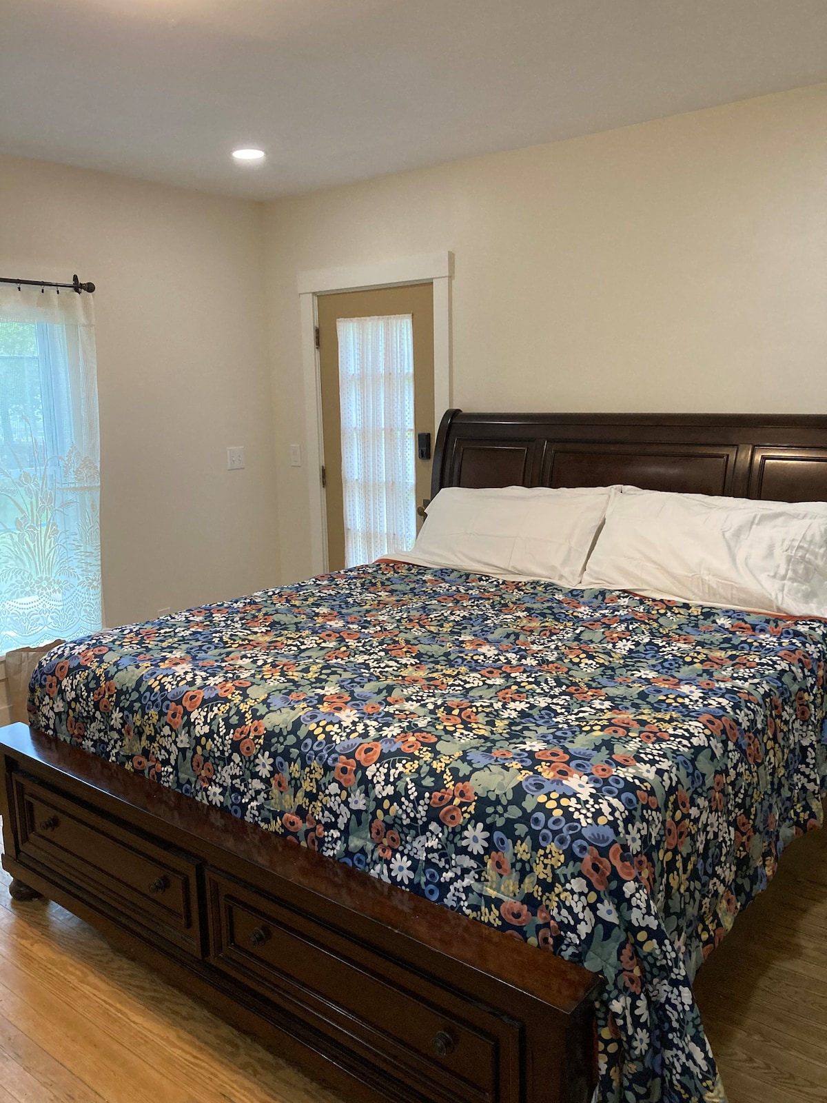 Cama tamaño king y entrada privada