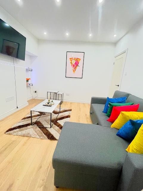 Top Airbnb: BetaHouse -3BR -Pool Table -Free Parking -Spacious in Claremont