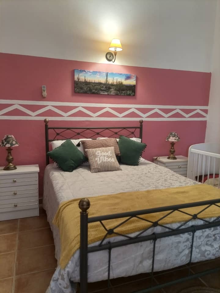 chumba kilicho na kitanda cha watu wawili na kitanda cha mtoto na AC ya moto na baridi na intaneti.