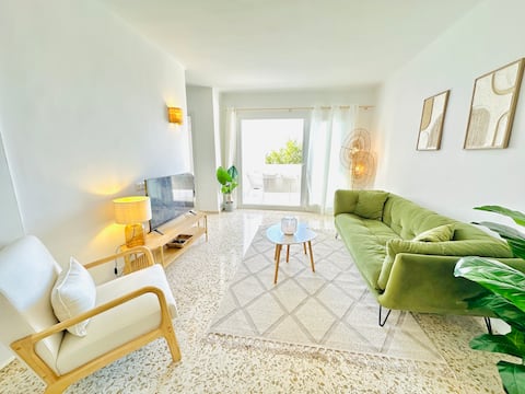 Anuncio de Airbnb popular: Stunning Seaview Flat in Nerja | Terrace | Pool en Nerja