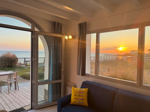 Popular Airbnb listing: B009 - Duplex Studio Maisonette, Ocean-Facing in Batz Sur Mer