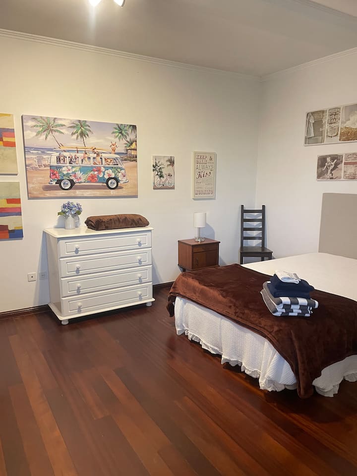 Საძინებელი ორადგილიანი საწოლით და 2 ერთადგილიანი საწოლით 