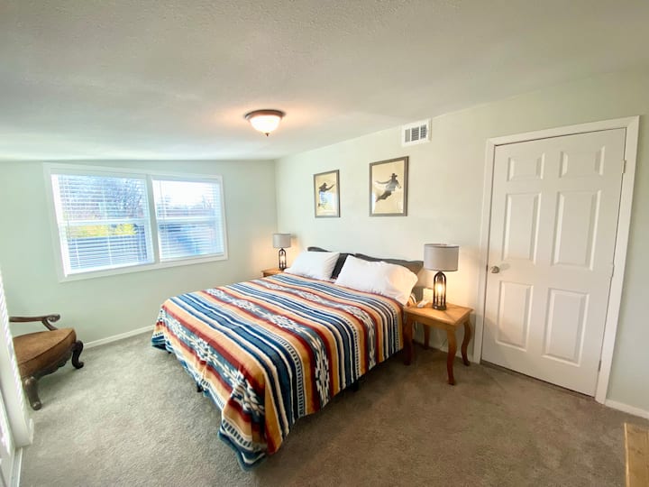 De Cowboykamer - kingsize slaapbank, een kast, onderste helft van kast beschikbaar voor opslag onder tv, kaptafel, leesstoel, Roku-tv, direct naast de woonkamer