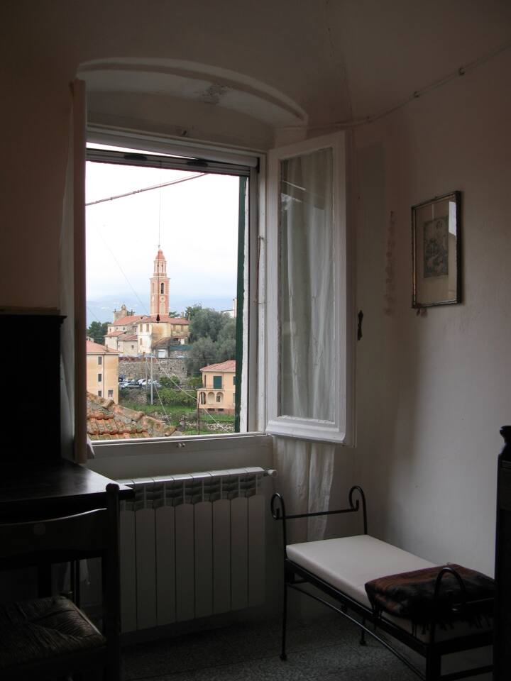 วิวจากห้องนอน 2 เหนือหมู่บ้านไปยังหอคอยโบสถ์