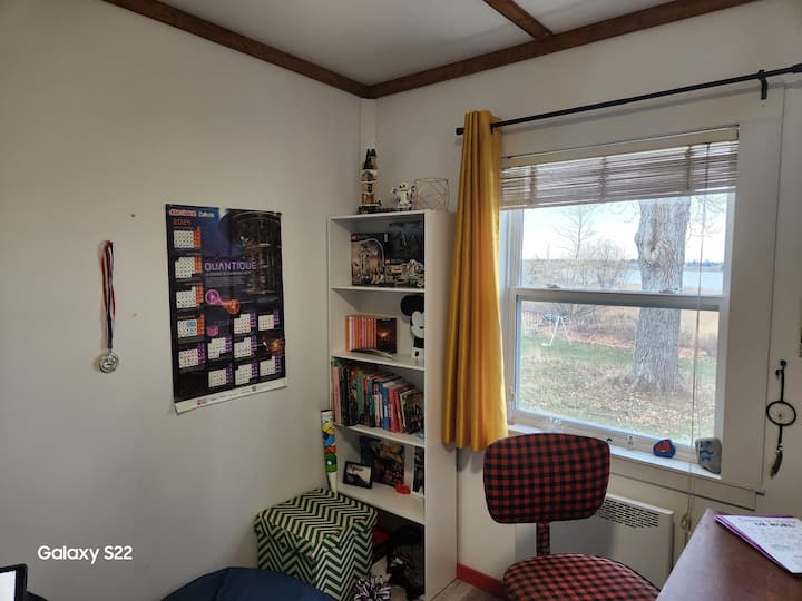 Ukubuka igumbi lokulala elinombhede owodwa we-mezzanine. Okwamanje kulungiswa. Izithombe ziyeza.