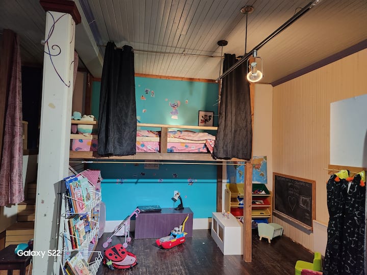 Igumbi lezingane egunjini lomdlalo.