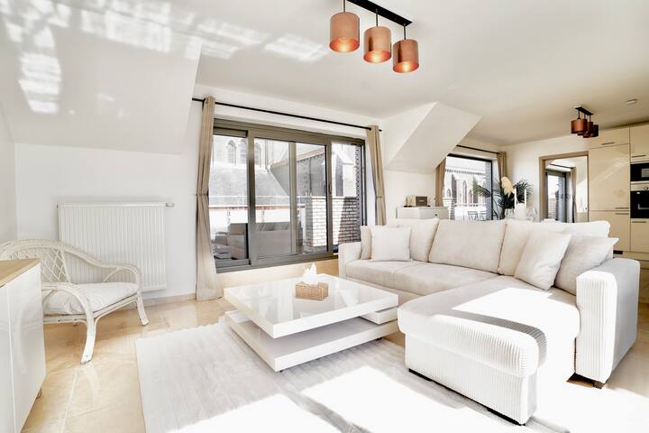 Penthouse with a Neo-Gothic Parish church view gallery image 2