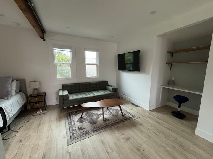 Modern Townhouse With Private Balcony Near 4th St - Berkeley, CA