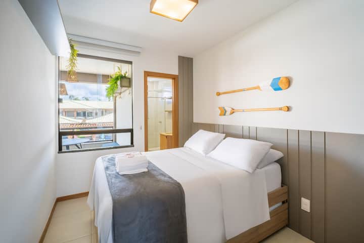 Dvojlôžková spálňa s manželskou posteľou a prístelkou, vybavená šatníkom, klimatizáciou a perzskou závesom. Poskytujeme žehličku a žehliacu dosku, posteľnú bielizeň, osušky a uteráky na tvár. 