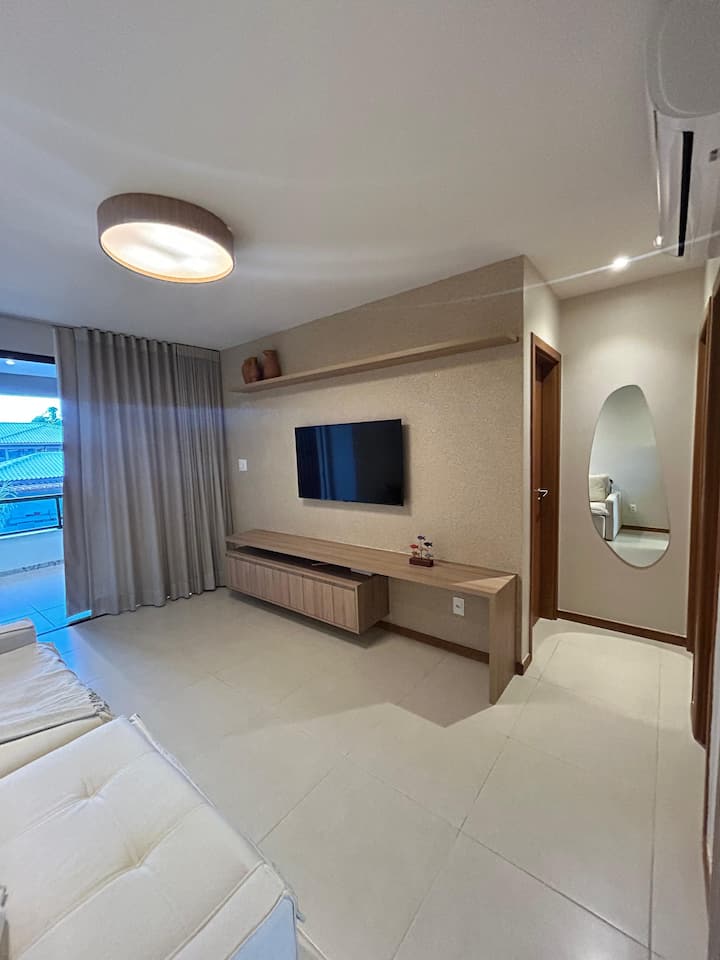 
Veľké zrkadlo, ideálne na pokojné prípravy a kontrolu vzhľadu pred odchodom.