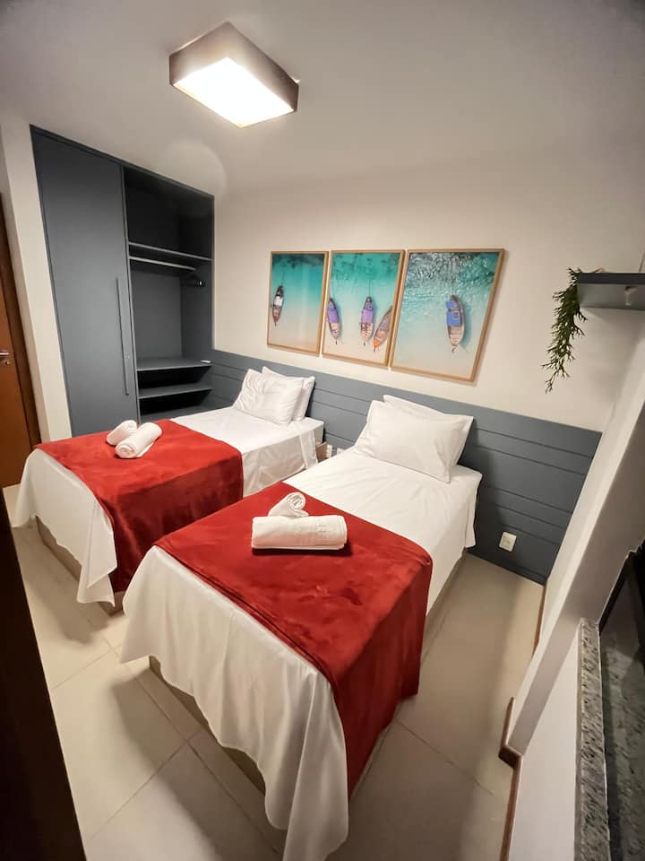 Jednolôžková izba s dvoma lôžkami a dvoma prístelkami, všetky s pohodlnými matracmi a vankúšmi.
Poskytujeme osušky a uteráky na tvár, kompletnú posteľnú bielizeň, šatník s vešiakmi a perzský záves, klimatizáciu a vlastnú kúpeľňu.