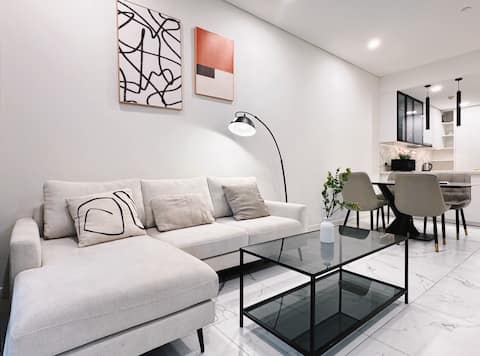 Modern 2BR at The Metropole • Minutes to D1
