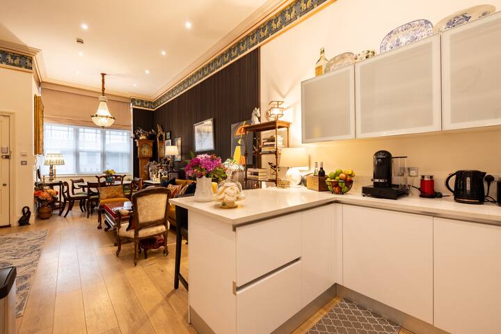 Paddington 4-Bed 8-Guest Massive Apt w/Patio gallery image 5