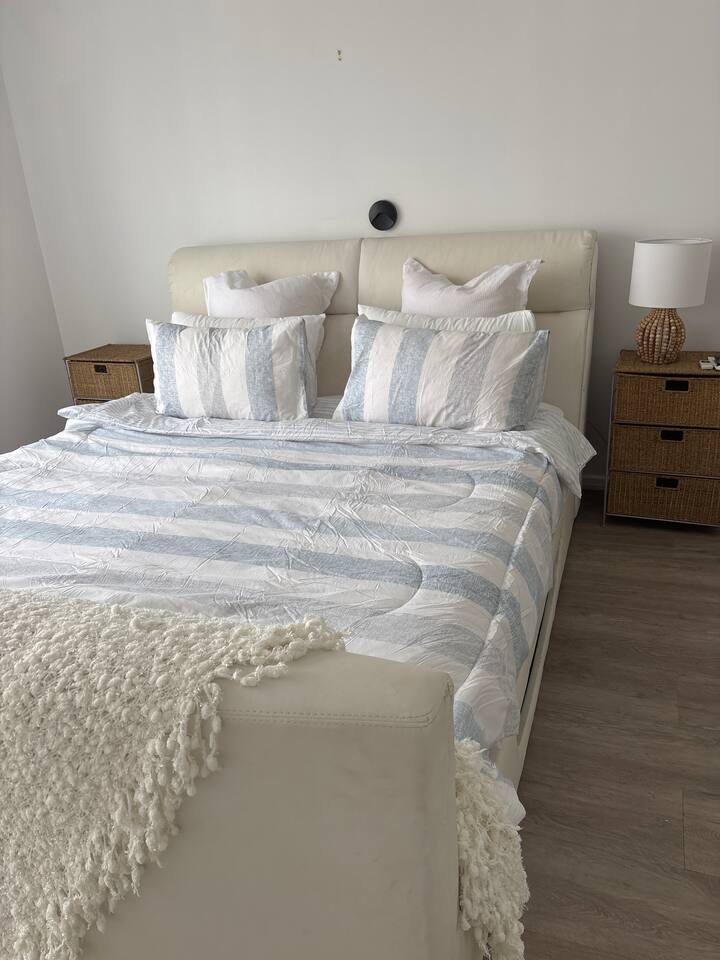 Голямо, удобно двойно легло king size с телевизор с дистанционно управление.
Разходка през гардероба, която води до самостоятелна баня.
Вентилатор за лятото и отопление с въздуховоди за по - хладните месеци.
Тази спалня е достатъчно голяма, за да побере детско креватче или легло на колелца от легла