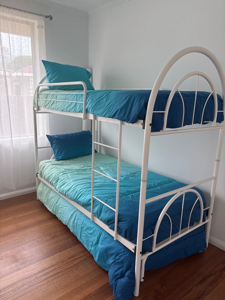 Прекрасни легла, включително въртележка, където децата могат да се разхождат в специалното си помещение. 