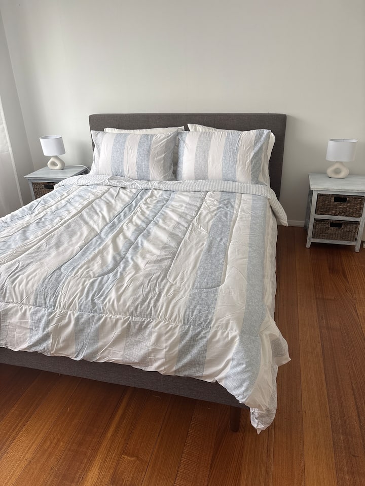 2 - ро удобно двойно легло с странични маси, лампи и отворен гардероб. Тази стая е достатъчно голяма, за да побере детско креватче или легло, разположено под леглата