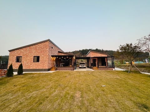 460 sq. ft. private accommodation. 4 rooms, 3 toilets, attic, J-house with separate building/up to 1