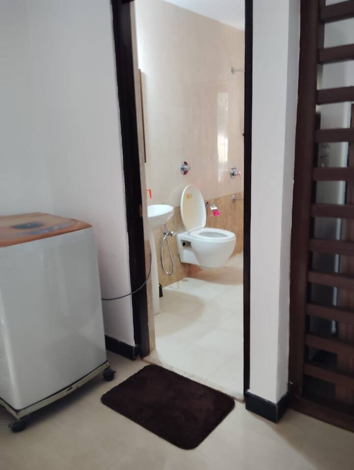 Full bathroom 1 image 1