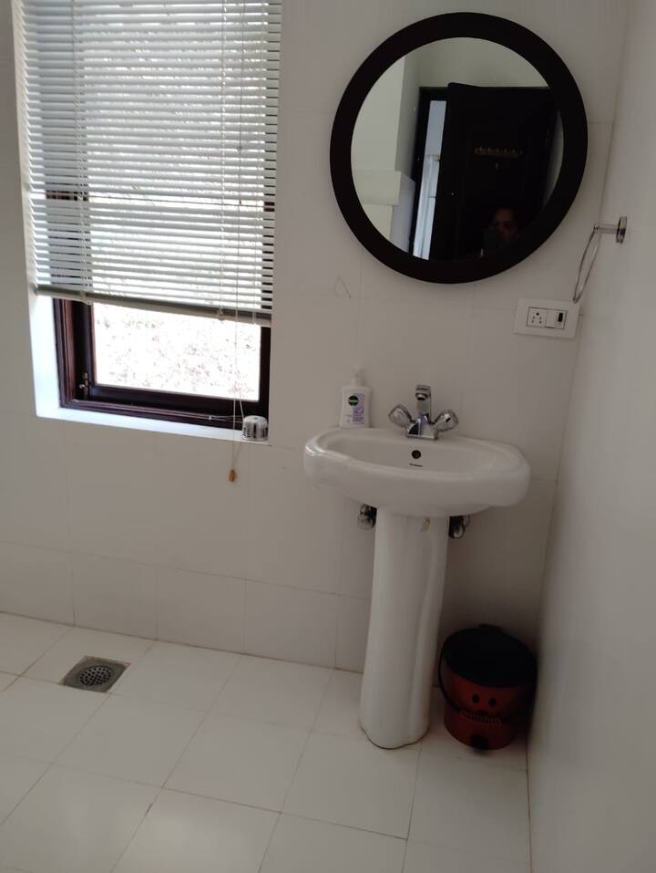 Full bathroom 3 image 1