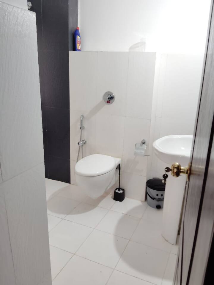 Full bathroom 2 image 1