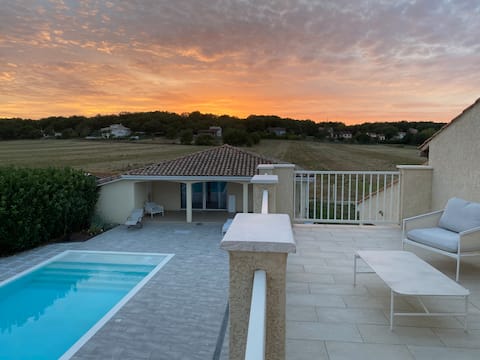 Lidia's Jewel • Near MEETT • Pool • Air conditioning • Parking
