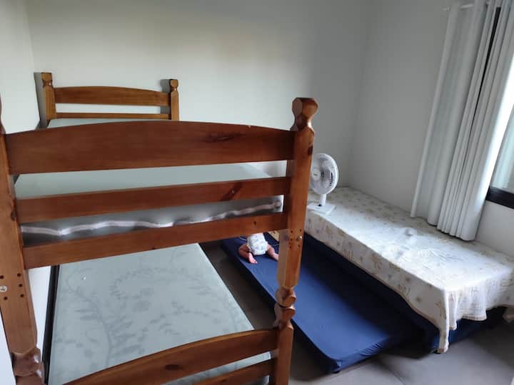 ორსართულიანი საძინებელი და ერთადგილიანი საწოლი დამხმარე ნივთებით 