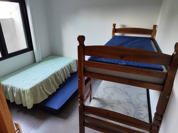 ორსართულიანი საძინებელი და ერთადგილიანი საწოლი დამხმარე ნივთებით