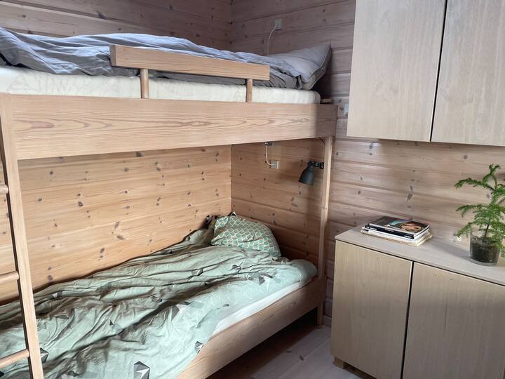 Annexe : Lits superposés avec fenêtre de lucarne au-dessus. Bons matelas 90x200.