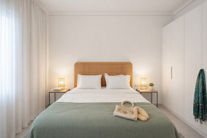 Durma profundamente com uma cama queen size, persianas elétricas e ar condicionado na parede lateral. Possui um armário embutido de 4 portas com um cofre, cabides e muitas tomadas para seus dispositivos. O aquecimento a gás controlado pelo hóspede garante total conforto durante todo o ano.