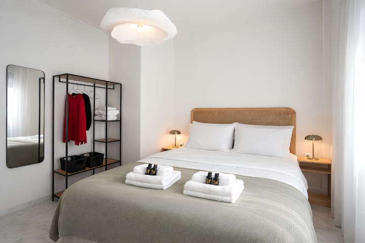 לישון בשיא השקט עם מיטת קווין סייז, וילונות חשמליים לחסימת אור וספק שינה נוחה. מדף פתוח, קולבים, והרבה שקעים למכשירים שלכם. חימום גז הנשלט על ידי האורחים מבטיח נוחות מוחלטת לאורך כל השנה.