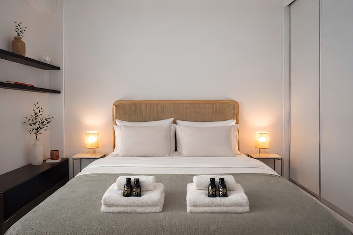 לישון טוב עם מיטת קווין סייז, וילונות חשמליים לחשיכה מוחלטת ומזגן על הקיר הצדדי. כולל ארון מובנה מהרצפה עד הקיר עם כספת, קולבים, והרבה שקעים למכשירים שלכם. חימום גז הנשלט על ידי האורחים מבטיח נוחות מוחלטת לאורך כל השנה.