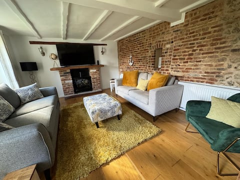 Popular Airbnb listing: The old pub in Docking in Docking
